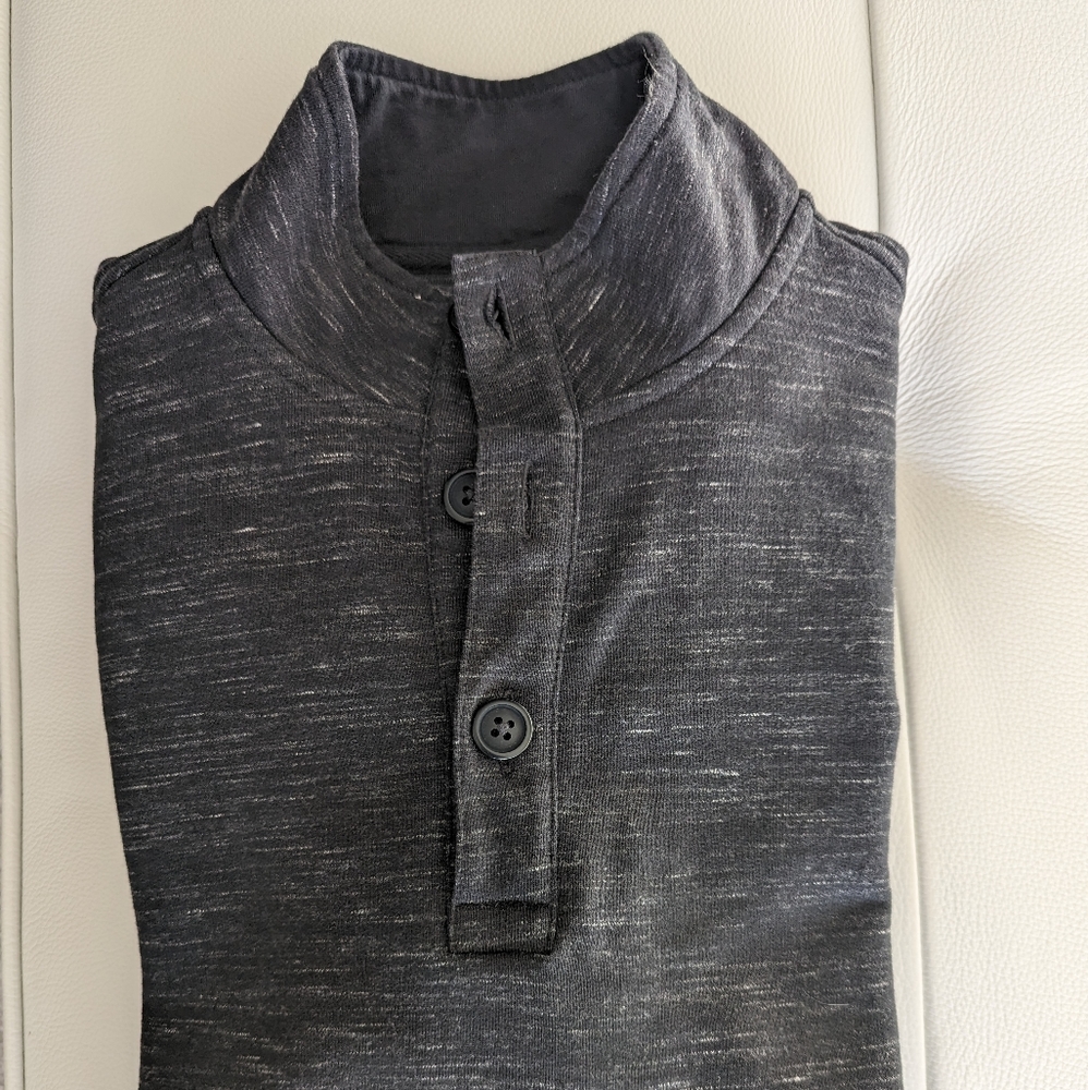 EUC Men’s UNTUCKit Livio Ruby Top: Long Sleeved Men’s Sweater